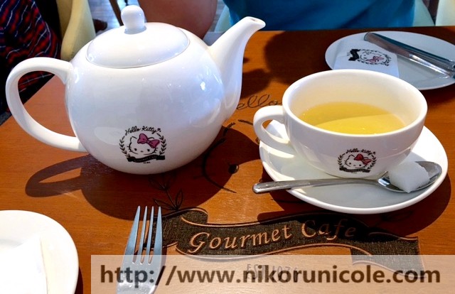 连茶壶也有这个凯蒂猫的标志 even the teapot also have this hello kitty's logo