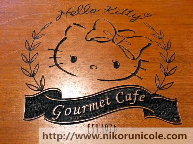 桌子上的凯蒂猫标志 The hello kitty's logo on the guest table
